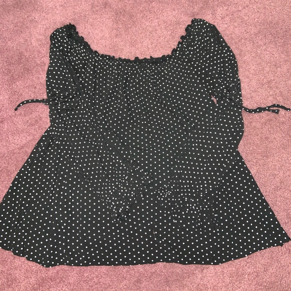 American Eagle off the shoulder polka dot shirt